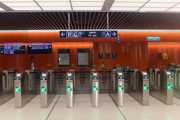 L’essai final du tramway à Tel Aviv perturbé par des manifestations contre Miri Regev