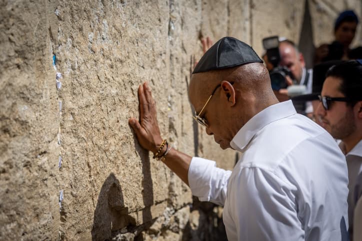 Le maire de New York en visite en Israël découvre les innovations israéliennes dans les protéines alternatives