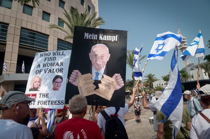 Manifestation de gauche: un portrait de Netanyahou avec la légende ”Mein Kampf” brandi