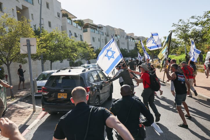 La voiture de Yariv Levin attaquée par des manifestants, affrontements avec la police