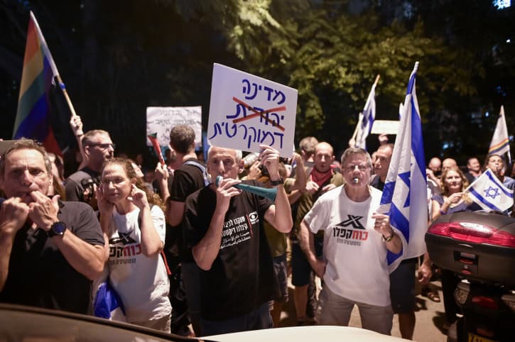Dans les rues de Tel Aviv: un Rabbin et le responsable d’une organisation religieuse pris à partie par des manifestants