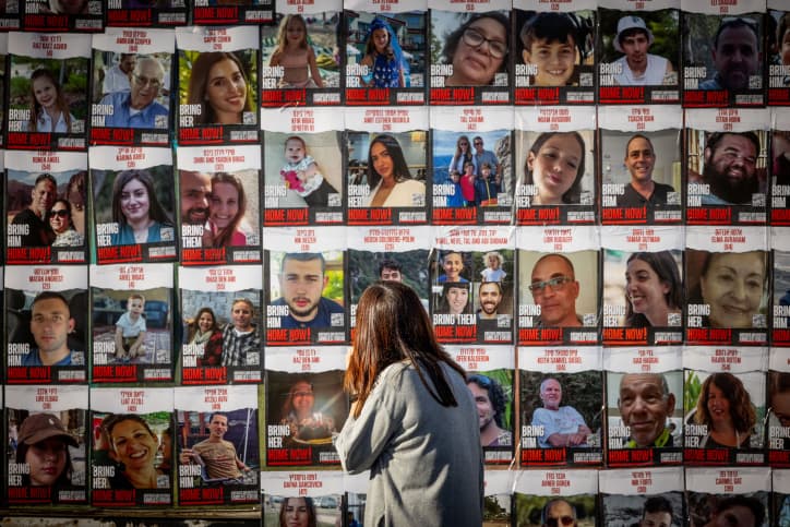 Des familles d’otages portent plainte contre le Hamas devant le tribunal de La Haye