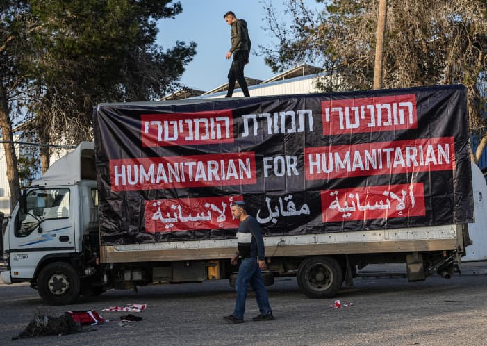 Des familles d’otages au passage de Kerem Shalom pour bloquer les camions pour Gaza