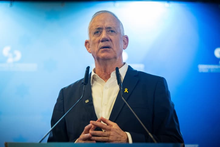 Gantz affirme qu’il existe des signes d’une avancée dans les négociations pour la libération des otages