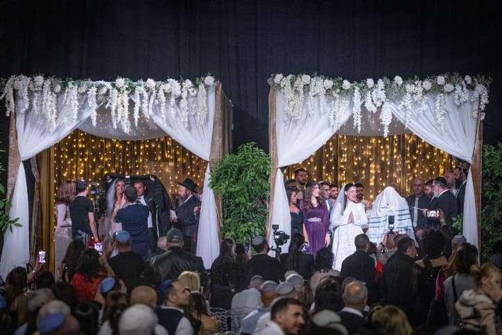 Dix couples de combattants mariés simultanément lors d’une cérémonie émouvante