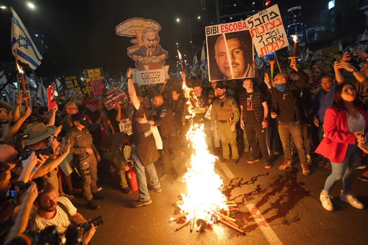 Manifestations contre le gouvernement: un chauffeur blesse trois personnes en les écrasant