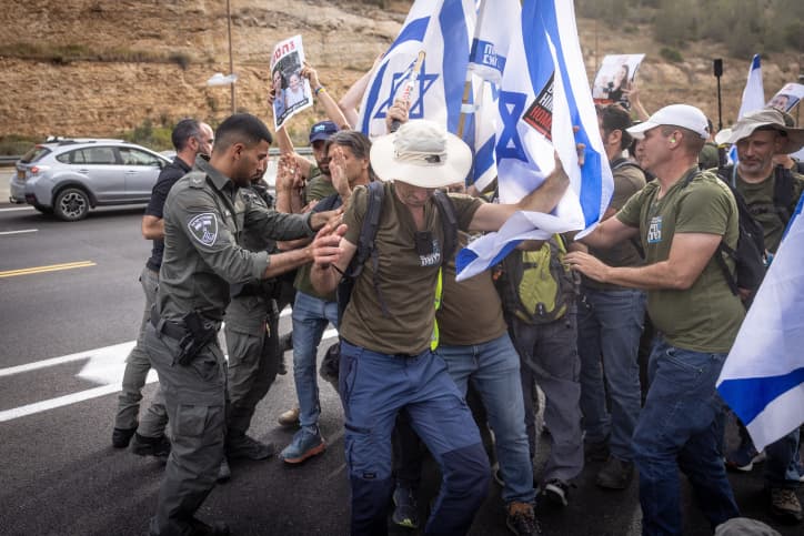 Rentrée parlementaire: des manifestants bloquent l’entrée de Jérusalem