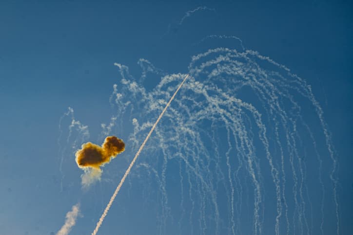 Près de 150 roquettes sur le nord du pays, 15 départs de feux