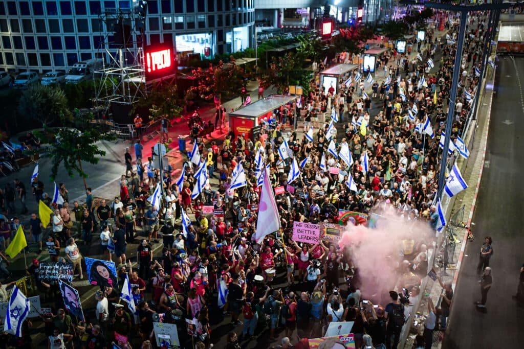 Des milliers de personnes manifestent à Tel Aviv pour réclamer un accord de libération des otages