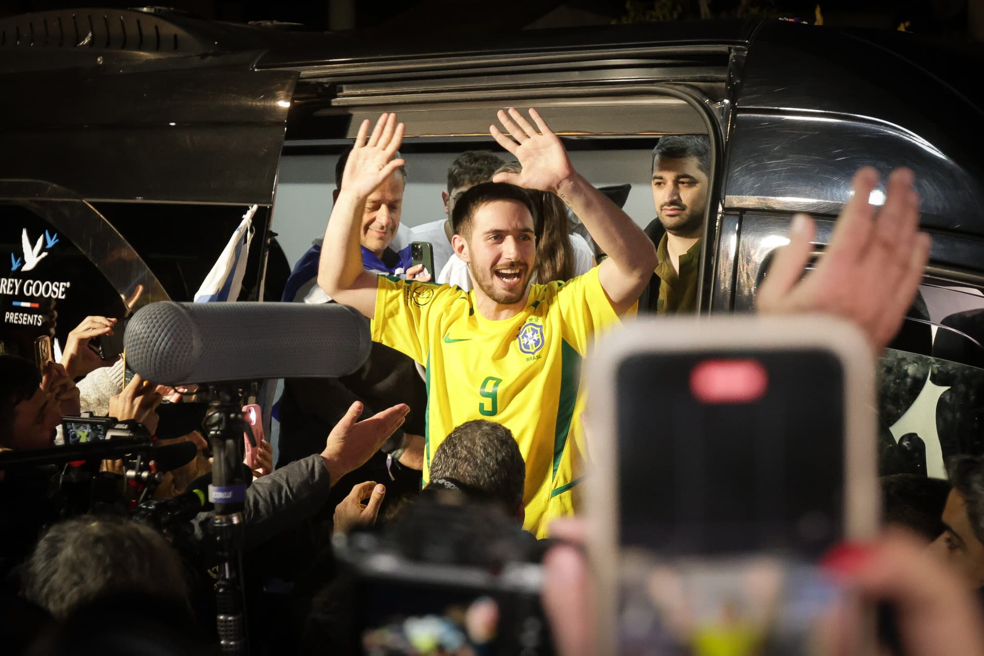 Les ex-otages Omer Shem Tov et Elia Cohen sont allés réjouir les blessés de guerre à l’hôpital Beilinson