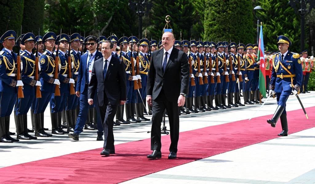 Herzog accueilli en Azerbaïdjan par des enfants de l’école Habad locale