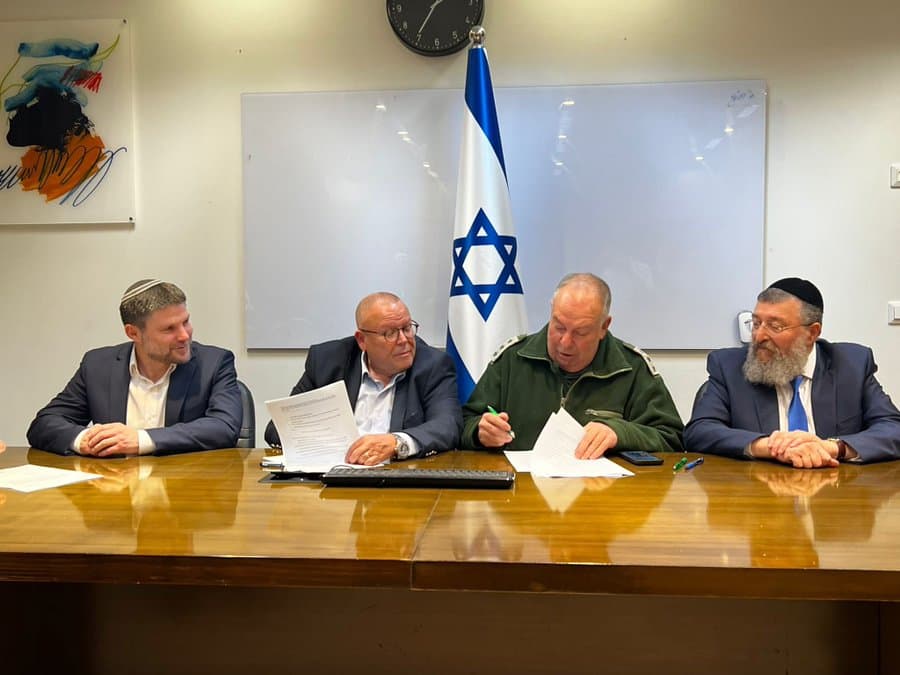 Signature d’une convention collective pour protéger les réservistes contre les licenciements