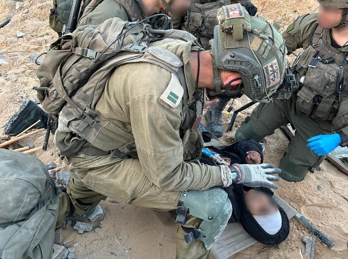 Des soldats israéliens sauvent une fillette gazaouie des décombres d’un bâtiment