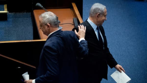 Réforme judiciaire: Netanyahou invite Gantz à discuter. Il lui répond: ”Dissolvez la Knesset et allons voter”