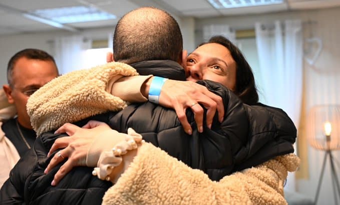 Les images poignantes des retrouvailles des otages avec leurs proches