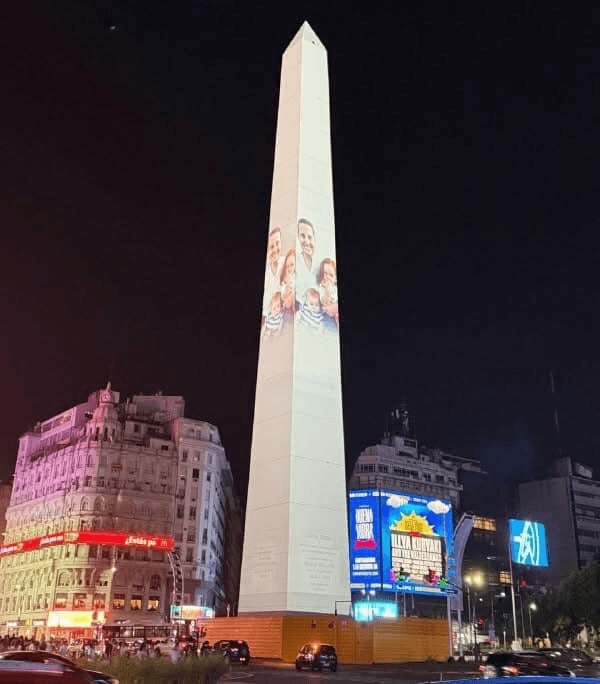 Des monuments du monde entier illuminés en orange à la mémoire de Shiri, Ariel et Kfir Bibas