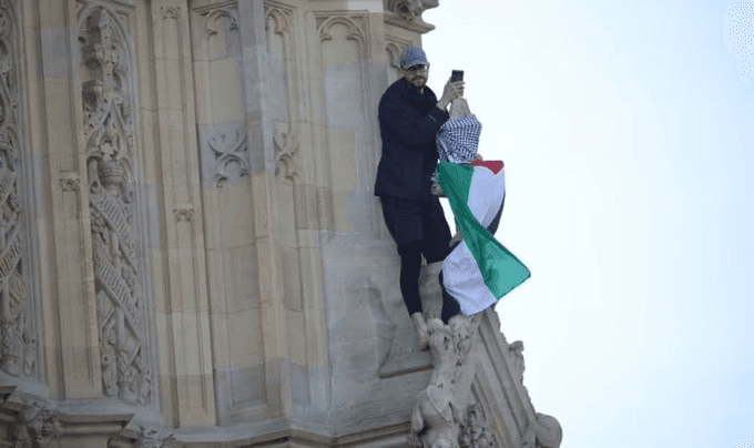 Londres : l’homme ayant escaladé Big Ben avec un drapeau palestinien doit comparaître devant la justice