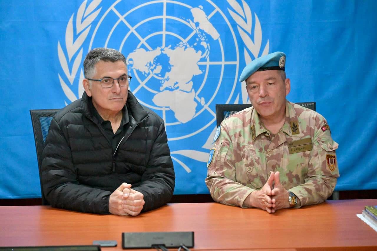 Guidon Saar rencontre les casques bleus à la frontière syrienne