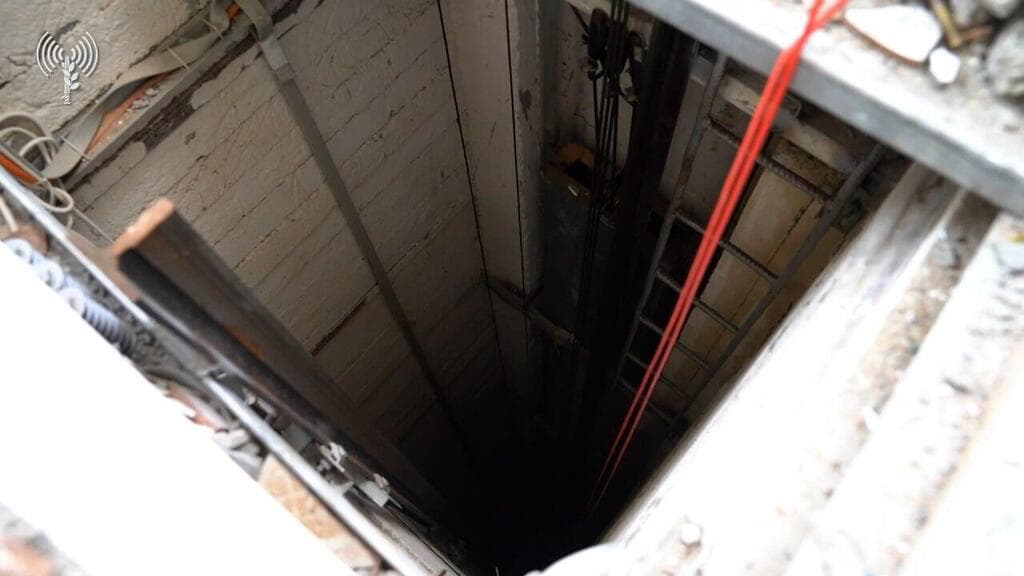 Vidéo: le porte-parole de Tsahal entre à Gaza et filme un tunnel sous l’hôpital Rantissi où auraient été retenus des otages