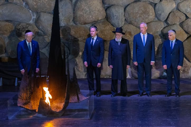 Biden se met à genoux devant des rescapées de la Shoah