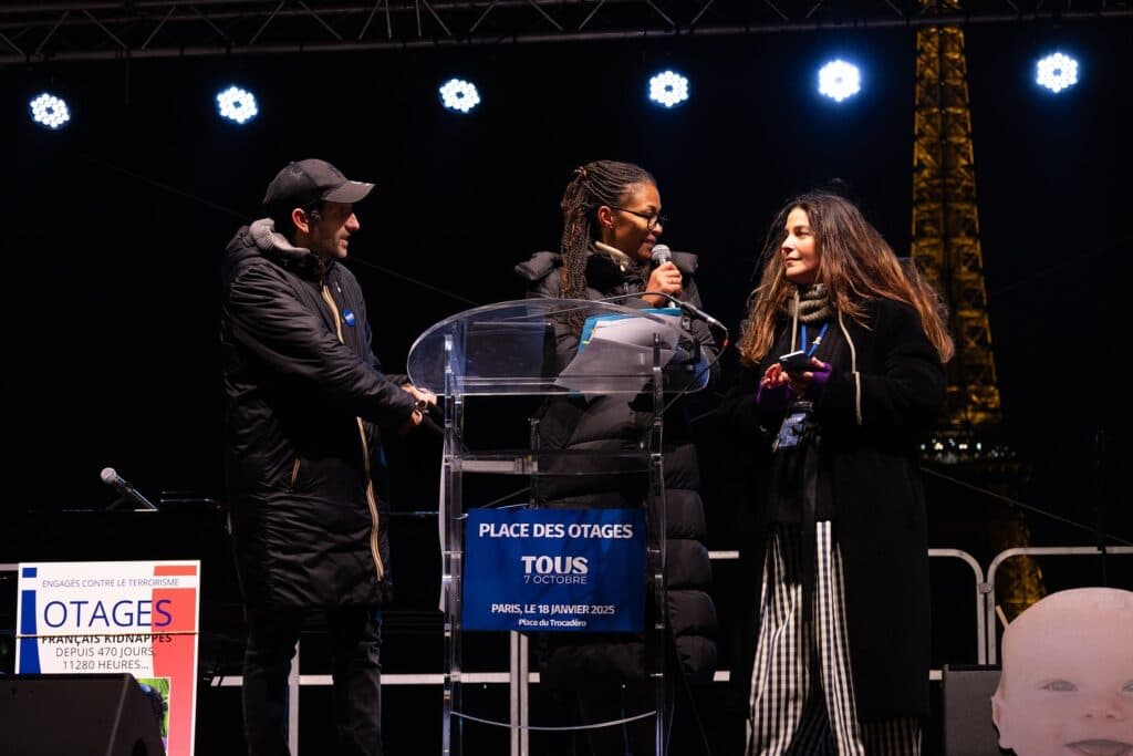 Place des otages, entre indignation et espoir : cinquante nuances d’orange