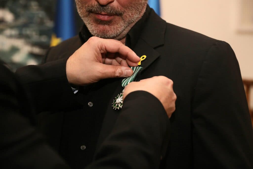 Lior Raz décoré des insignes de Chevalier dans l’Ordre des Arts et des Lettres