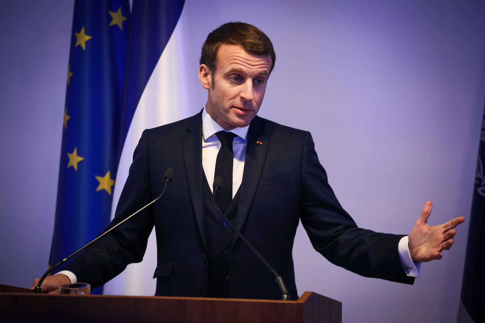 Macron collabore à la banalisation de la Shoah. Par Freddy Eytan