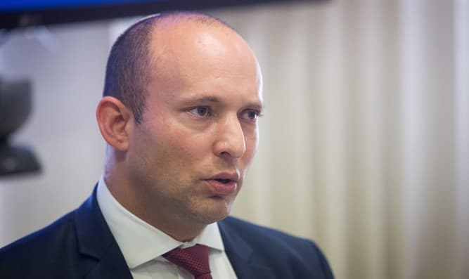 Naftali Benett rend visite aux soldats blessés lors de l'attentat