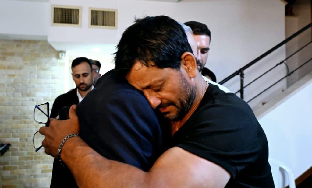 Le Premier ministre rend une visite de condoléances au judoka Oren Smadja dont le fils est tombé au combat à Gaza