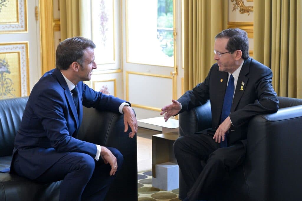 Emmanuel Macron reçoit Itshak Herzog à l’Elysée