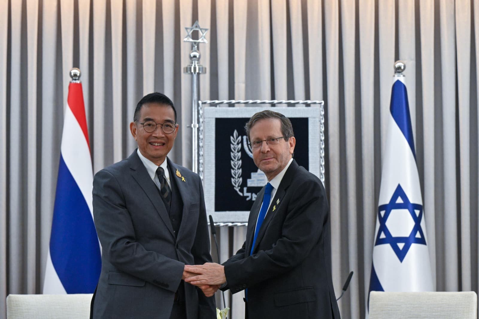 Le ministre de l’Intérieur a octroyé le statut de résident aux travailleurs thaïlandais qui étaient otages du Hamas