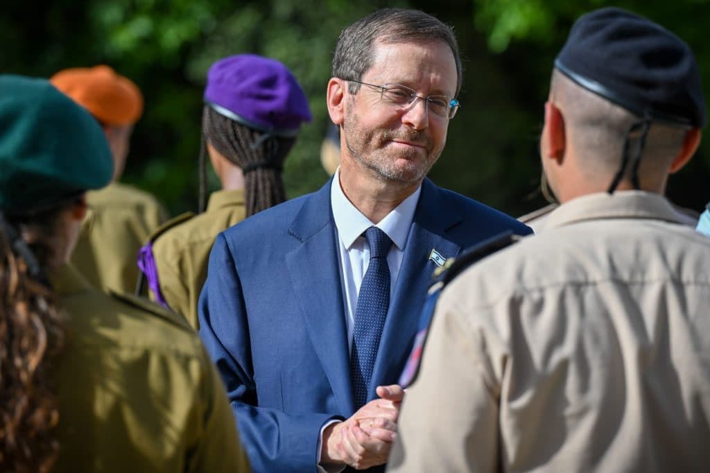 Cérémonie à la résidence présidentielle en l'honneur des 120 soldats récompensés par le Président