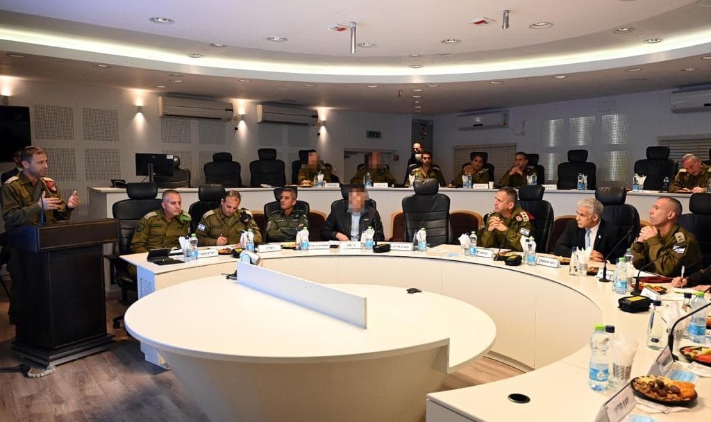 Yaïr Lapid en visite au quartier général de Tsahal en Judée-Samarie