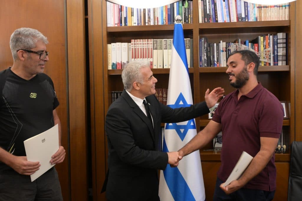 Yaïr Lapid reçoit les civils qui ont permis de neutraliser le terroriste à Ramot