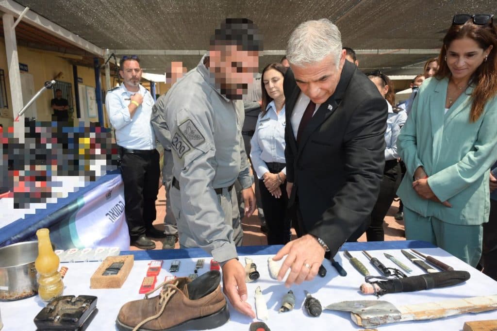Yaïr Lapid en déplacement à la prison d’Ofer