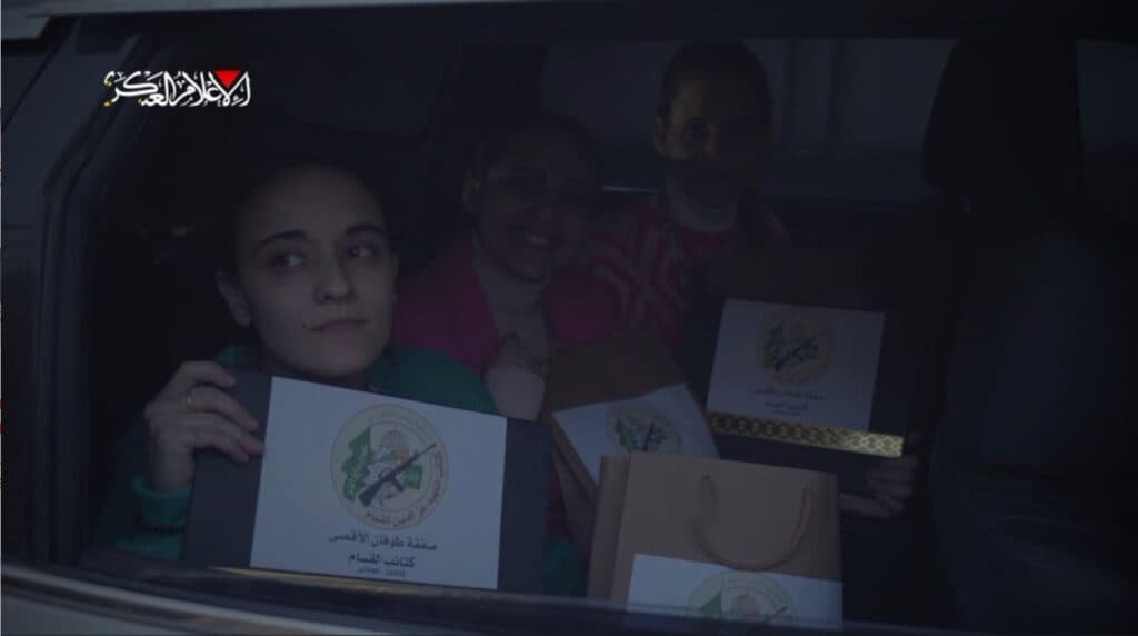 Le cynisme du Hamas: des »sachets surprise » remis aux otages au moment de leur libération