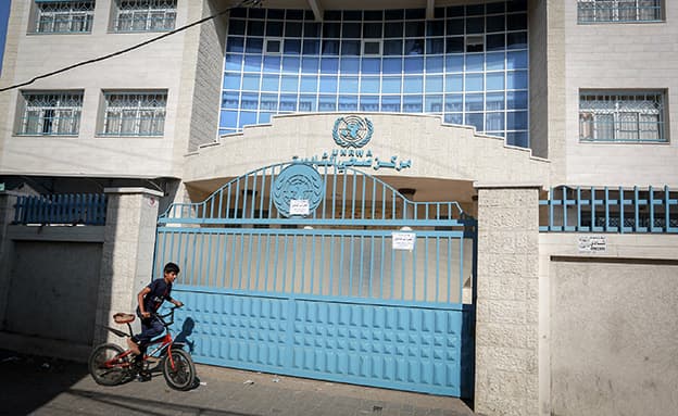 Israël ferme les locaux de l’UNRWA dans le quartier de Qalandiya, à Jérusalem
