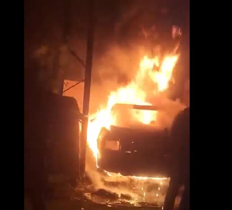 Des Israéliens incendient des voitures palestiniennes près du lieu de l’attentat en Samarie