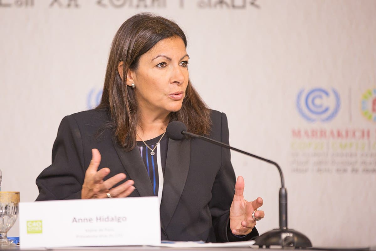Anne Hidalgo retire la médaille de la Ville de Paris à Abou Mazen