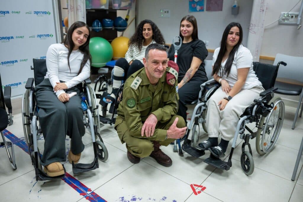 Le Chef d’Etat-major s’est rendu au chevet des blessés de la guerre